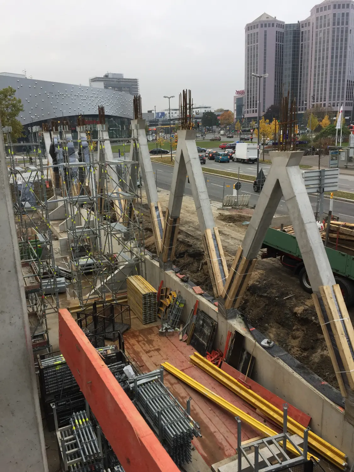 Fierle Baubetreuung - Baustelle mit mehreren Kränen, Gerüsten und Baumaterialien