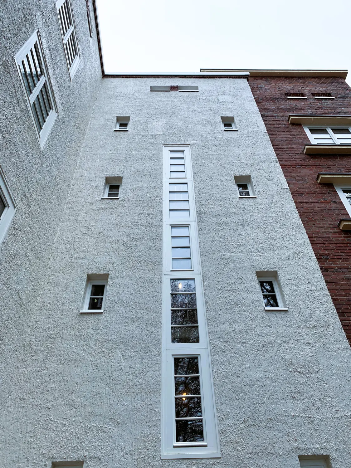 Fierle Baubetreuung – ein hohes, schmales Gebäude mit einer Fassade mit langen, vertikal ausgerichteten Fenstern