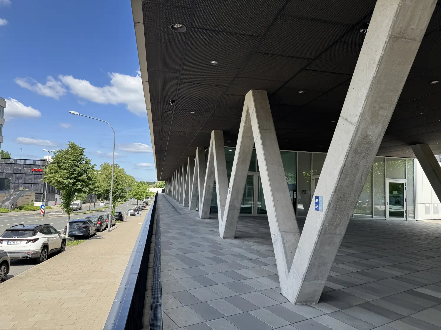 Fierle Baubetreuung- road, Korridor und ein modernes Gebäude ein modernes Gebäude