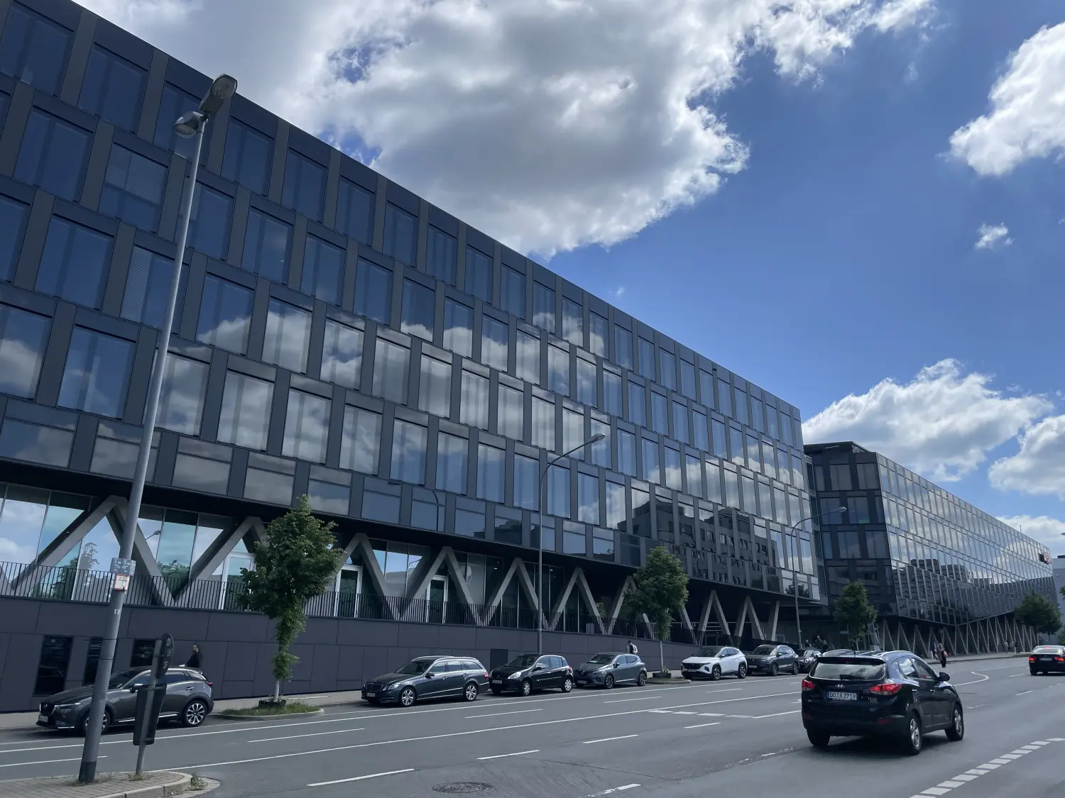 Fierle Baubetreuung - Straße neben modernem Gebäude