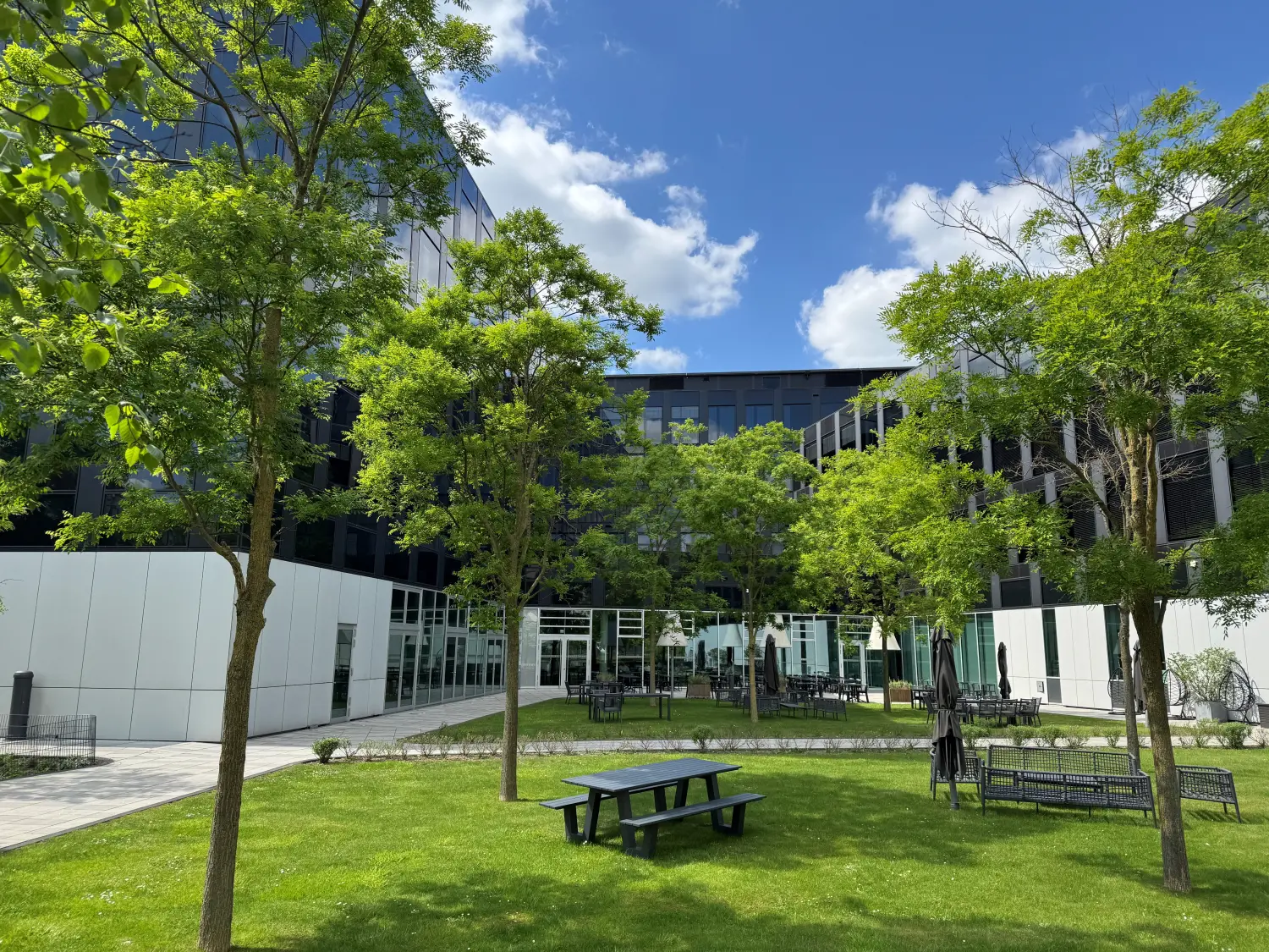 Fierle Baubetreuung- Garten, Korridor und ein modernes Gebäude