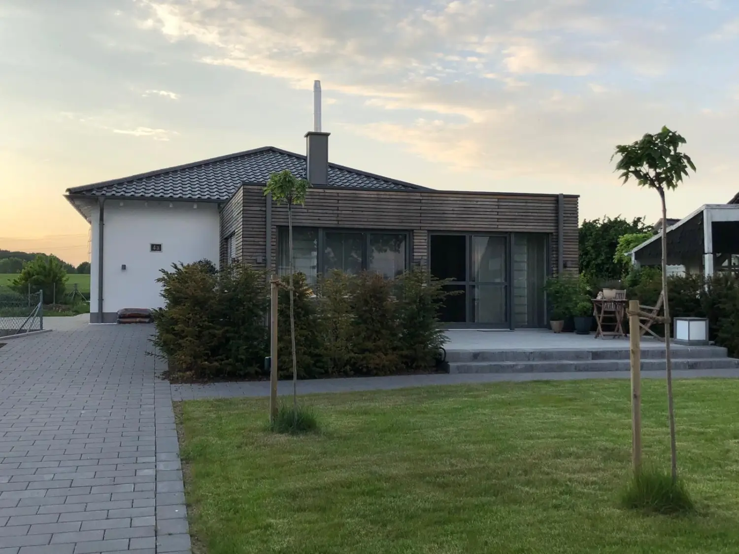Fierle Baubetreuung – Wohnhaus mit heller Fassade und dunklem Dach